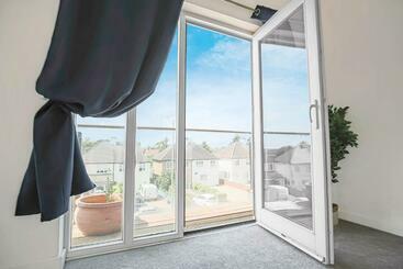 Duplex 2 Bedroom Apartment Close To City Centre Balcony, Free Parking, Fast Wifi & Smart Tvs By
