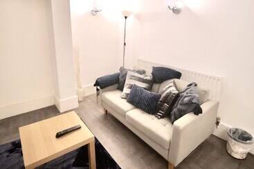 Lovely 6 Bed Property Located Within Dudley