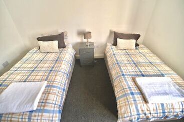Lovely 6 Bed Property Located Within Dudley