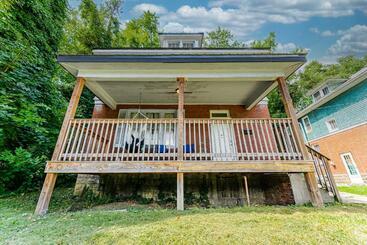 Awesome House, 5 Minutes To Dt, 2 Miles To Stadium And Ruby Memorial!