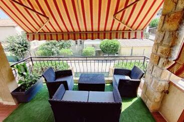 La Villa Castel Haut De Villa Parkings 3 Chambres 8 Couchages Jardin Barbecue