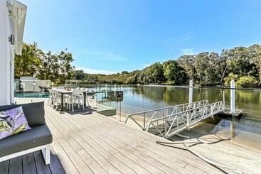 Sophisticated Waterfront Living, Noosaville