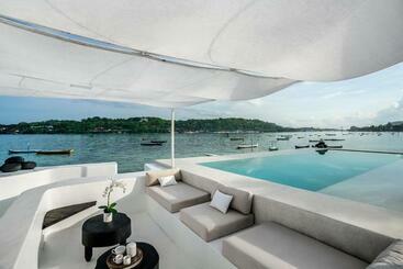 Villa Lagoon   Elegant & Absolute Beachfront In Nusa Ceningan