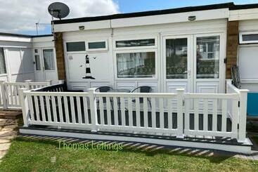 관광객 아파트 Cheerful 2 Bed Holiday Chalet With Gated Decking