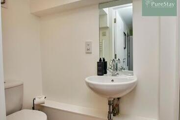 Beautiful Four Bed House By Purestay Short Lets & Serviced Accommodation Coventry With Parking