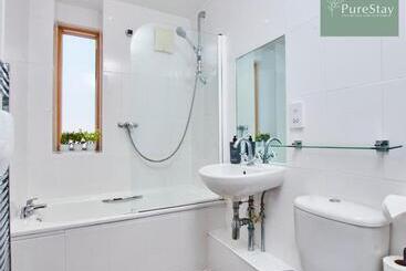 Beautiful Four Bed House By Purestay Short Lets & Serviced Accommodation Coventry With Parking