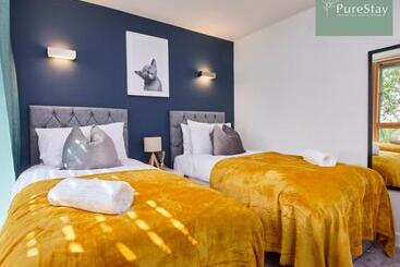 Beautiful Four Bed House By Purestay Short Lets & Serviced Accommodation Coventry With Parking