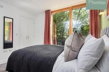 Beautiful Four Bed House By Purestay Short Lets & Serviced Accommodation Coventry With Parking