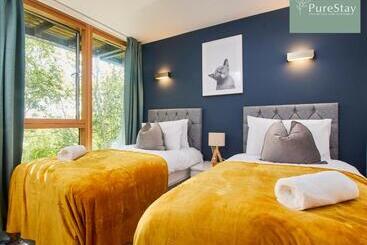 Beautiful Four Bed House By Purestay Short Lets & Serviced Accommodation Coventry With Parking