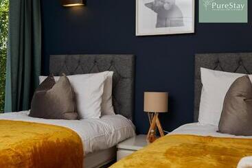 Beautiful Four Bed House By Purestay Short Lets & Serviced Accommodation Coventry With Parking