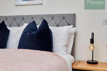 Beautiful Four Bed House By Purestay Short Lets & Serviced Accommodation Coventry With Parking