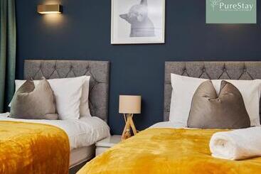 Beautiful Four Bed House By Purestay Short Lets & Serviced Accommodation Coventry With Parking