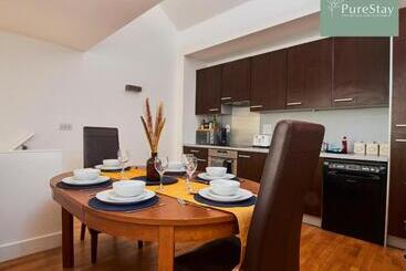 Beautiful Four Bed House By Purestay Short Lets & Serviced Accommodation Coventry With Parking
