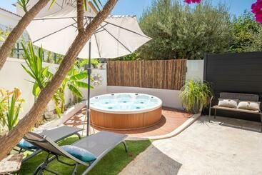 شقق خاصة سياحية L Oursinade   Jolie Maison Avec Jacuzzi Et Jardin