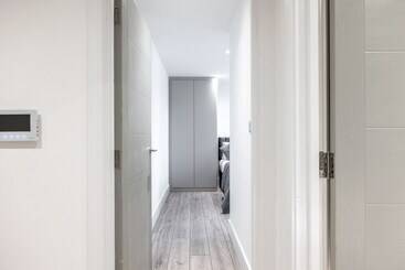 Stunning 2 Bed Apartment In Camberley