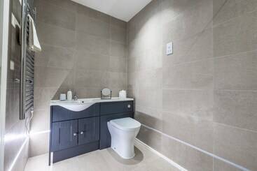 Stunning 2 Bed Apartment In Camberley