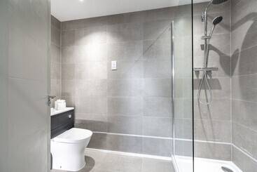 Stunning 2 Bed Apartment In Camberley