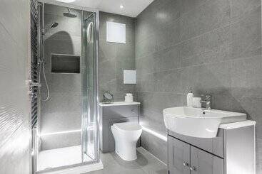 Stunning 2 Bed Apartment In Camberley