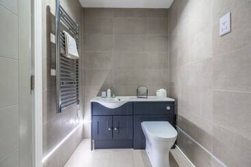Stunning 2 Bed Apartment In Camberley