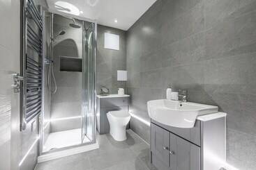 Stunning 2 Bed Apartment In Camberley