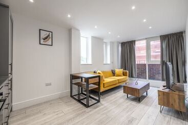 Stunning 2 Bed Apartment In Camberley