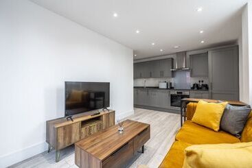 Stunning 2 Bed Apartment In Camberley