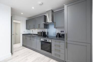 Stunning 2 Bed Apartment In Camberley