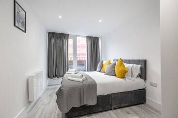 Stunning 2 Bed Apartment In Camberley