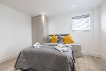 Stunning 2 Bed Apartment In Camberley