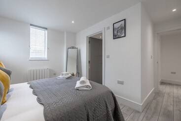 Stunning 2 Bed Apartment In Camberley