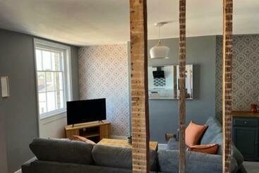 Aspen Free Parking Grade Ii Listed Second Floor Two Bedrooms Apartment