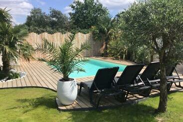 דירות לתיירים Maison Avec Piscine, Jaccuzi, Hammam à 800 M Du Lac