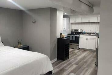 New Studio Apt & Backyard Oasis In Historic Uptown