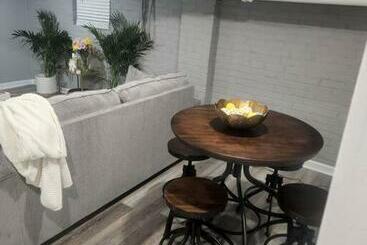 New Studio Apt & Backyard Oasis In Historic Uptown