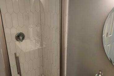 New Studio Apt & Backyard Oasis In Historic Uptown