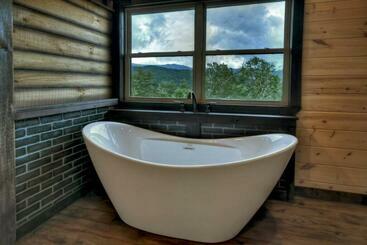 Paradise Found Mtn View Hot Tub, Wi Fi, Pool Table