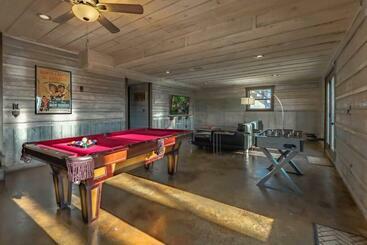 Paradise Found Mtn View Hot Tub, Wi Fi, Pool Table
