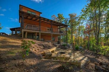 Paradise Found Mtn View Hot Tub, Wi Fi, Pool Table