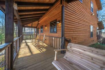 Paradise Found Mtn View Hot Tub, Wi Fi, Pool Table