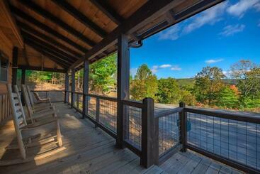 Paradise Found Mtn View Hot Tub, Wi Fi, Pool Table
