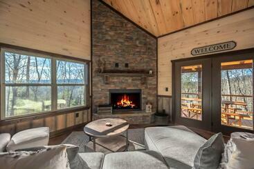Paradise Found Mtn View Hot Tub, Wi Fi, Pool Table