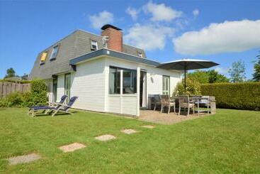 דירות לתיירים Kustverhuur, Park Schoneveld, Zeester 38