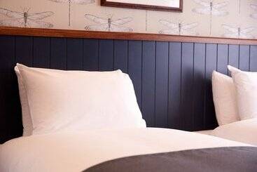 هتل Chase Inn By Greene King Inns