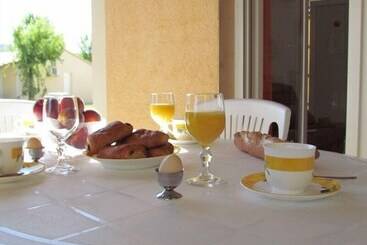 هتل Domaine Des Garrigues