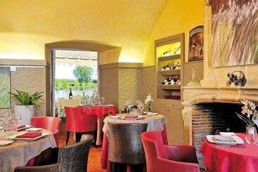 هتل Logis Hôtel Le Relais Louis Xi