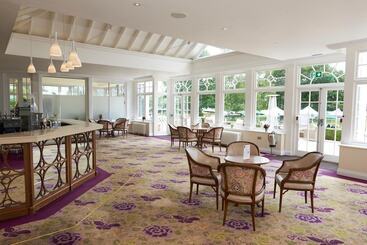 هتل Phyllis Court Members Club