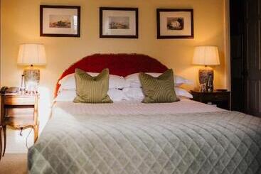 هتل The Farmhouse At Redcoats