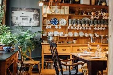 هتل The Farmhouse At Redcoats