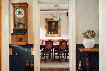 هتل The Farmhouse At Redcoats