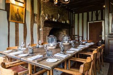 هتل The Farmhouse At Redcoats